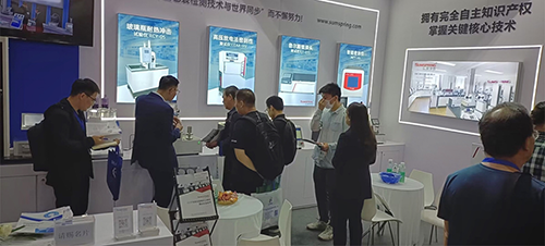 客戶駐足觀看、咨詢